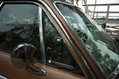 Eski model arabalı eski bir araba. araba detayları