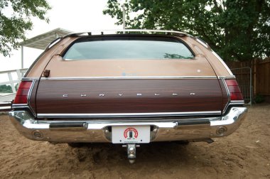 Parka park etmiş eski bir Amerikan arabası.