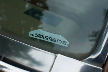 Beyaz arka planı olan araba park levhası.