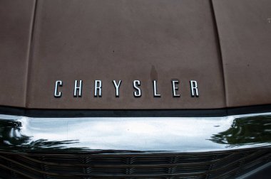 Beyaz arka planı olan eski model bir araba.