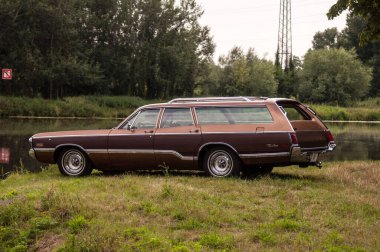 Sokağa park etmiş eski bir araba.