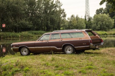 Şehirde antika bir araba.