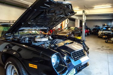 siyah araba garajda.