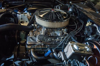 Modern bir arabanın motoru.