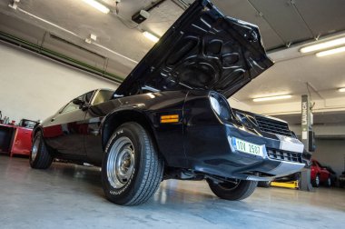 Eski model klasik araba yolda.