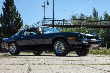 Eski model klasik araba yolda.