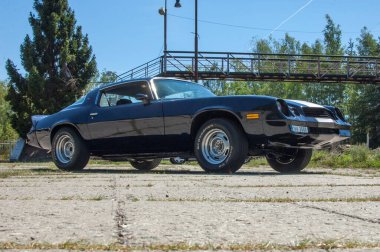 Eski model klasik araba yolda.