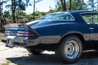 Eski model klasik araba yolda.