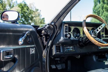 Eski model klasik araba yolda.