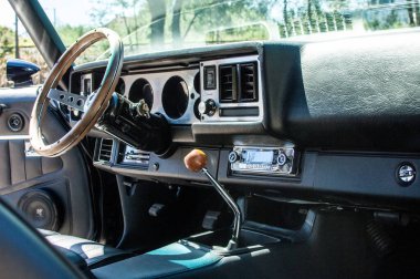 Eski model klasik araba yolda.