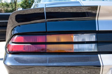 Eski model klasik araba yolda.