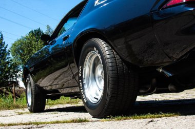 Eski model klasik araba yolda.