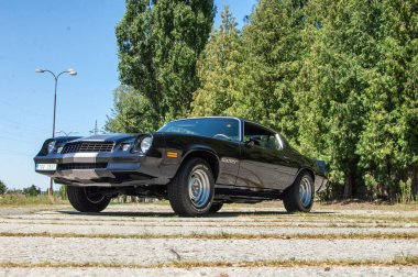 Eski model klasik araba yolda.