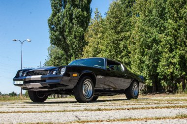 Eski model klasik araba yolda.