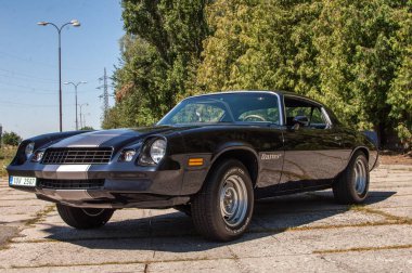 Eski model klasik araba yolda.