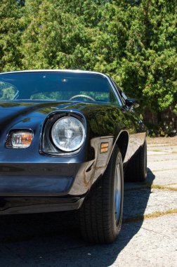 Eski model klasik araba yolda.