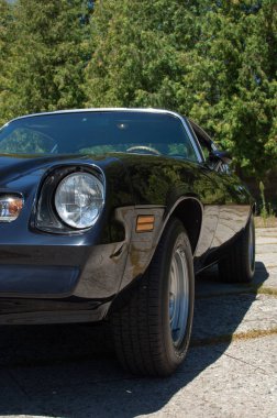 Eski model klasik araba yolda.