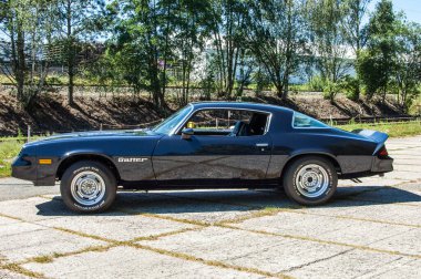 Eski model klasik araba yolda.