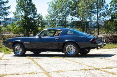 Eski model klasik araba yolda.