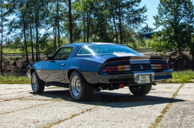 Eski model klasik araba yolda.