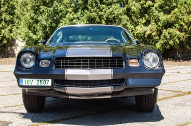 Eski model klasik araba yolda.