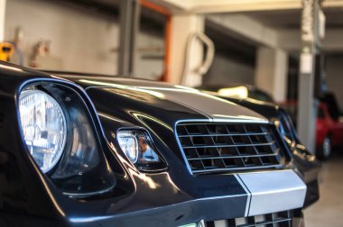 Eski model klasik araba yolda.