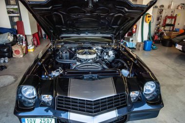 Eski model klasik araba yolda.