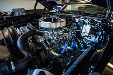 Eski model klasik araba yolda.