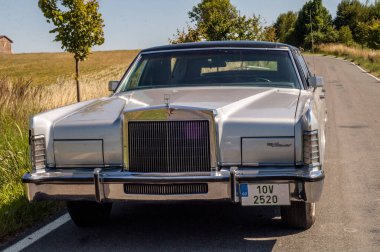 Eski model klasik araba yolda.