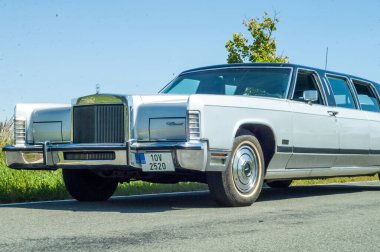 Eski model klasik araba yolda.