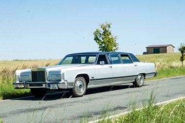 Eski model klasik araba yolda.