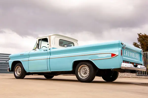 Μπλε Κλασικό Vintage Αυτοκίνητο Ένα Δρόμο — Φωτογραφία Αρχείου