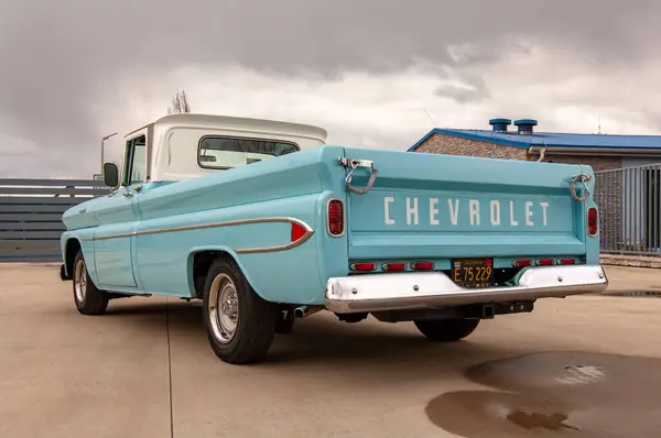 Παλιό Μπλε Αμερικάνικο Αυτοκίνητο Τον Γαλάζιο Ουρανό Στην Οροφή Της — Φωτογραφία Αρχείου