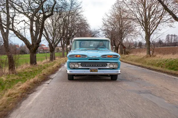 Παλιό Αυτοκίνητο Αντίκα Στην Πόλη — Φωτογραφία Αρχείου