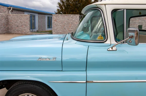 Старый Автомобиль Голубой Дверью — стоковое фото