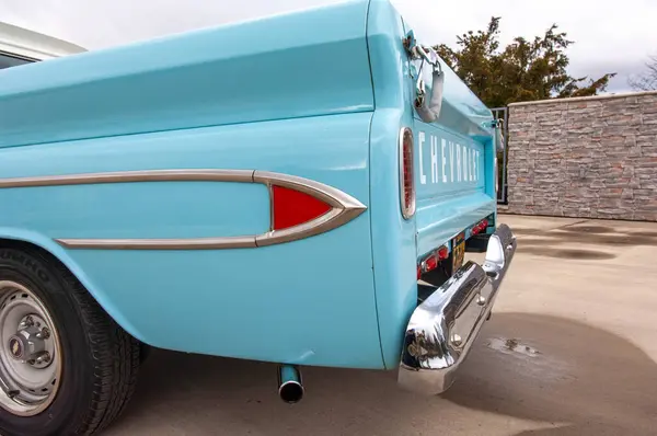 Vintage Μπλε Αυτοκίνητο Στο Δρόμο — Φωτογραφία Αρχείου