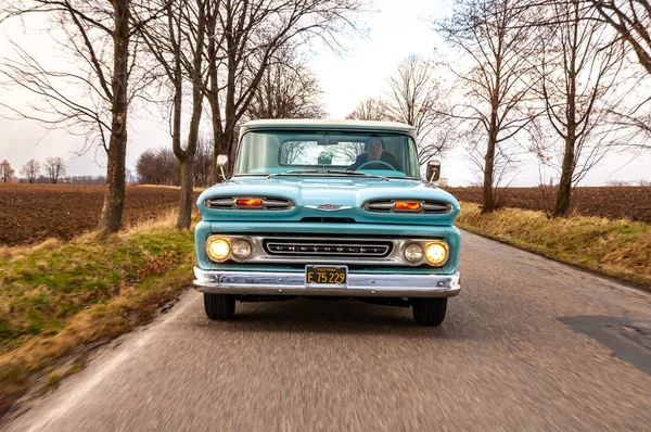 道路上の古典的なアメリカの車 トラック — ストック写真