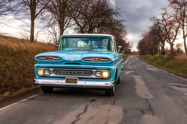 Blauwe Pick Truck Met Gele Koplamp Voor Een Landweg — Stockfoto