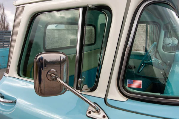 青と白のアメリカのトラック — ストック写真