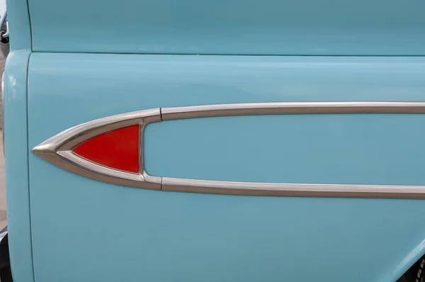 Carro Vintage Azul Com Capuz Vermelho — Fotografia de Stock
