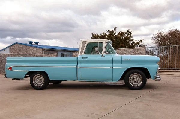 古典的なアメリカ車の通りにある青いヴィンテージトラック — ストック写真