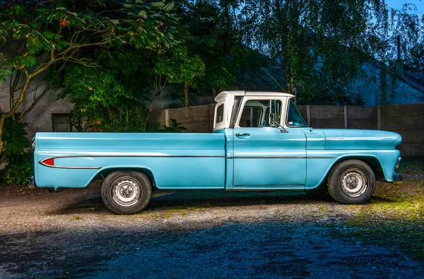 乡村道路上的蓝色经典美国皮卡 — 图库照片