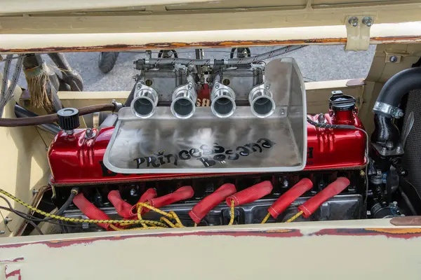 Eski model araba motoru portre