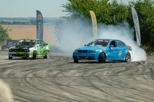 Sürüklenen arabalar drift spor pistinde yarışıyor