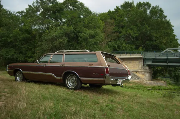 Velho Clássico Vintage Sedan Estrada — Fotografia de Stock