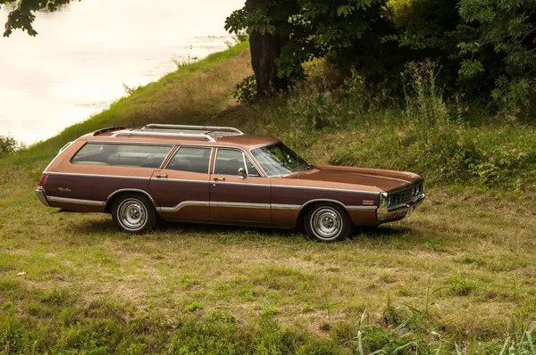 Παλιό Αυτοκίνητο Στο Δάσος — Φωτογραφία Αρχείου