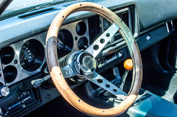 ретро классический автомобиль на дороге