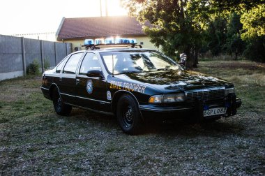 Araba şehirde park edilmiş.