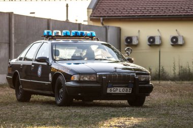 Şehirde park edilmiş bir araba.