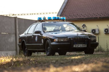 polis arabası üzerinde bir park